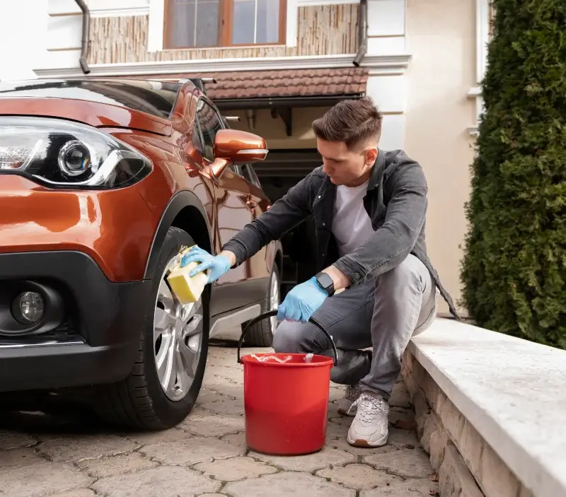 Lavage auto à domicile Chabreloche : professionnel intervenant sur un véhicule